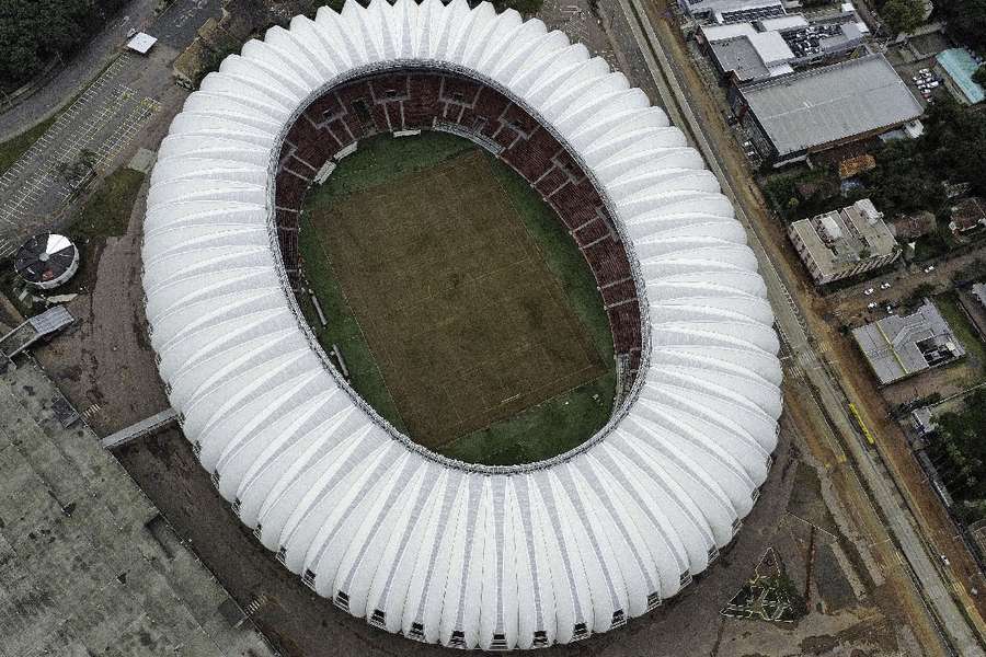 Estado do gramado do Beira-Rio após enchentes em Porto Alegre