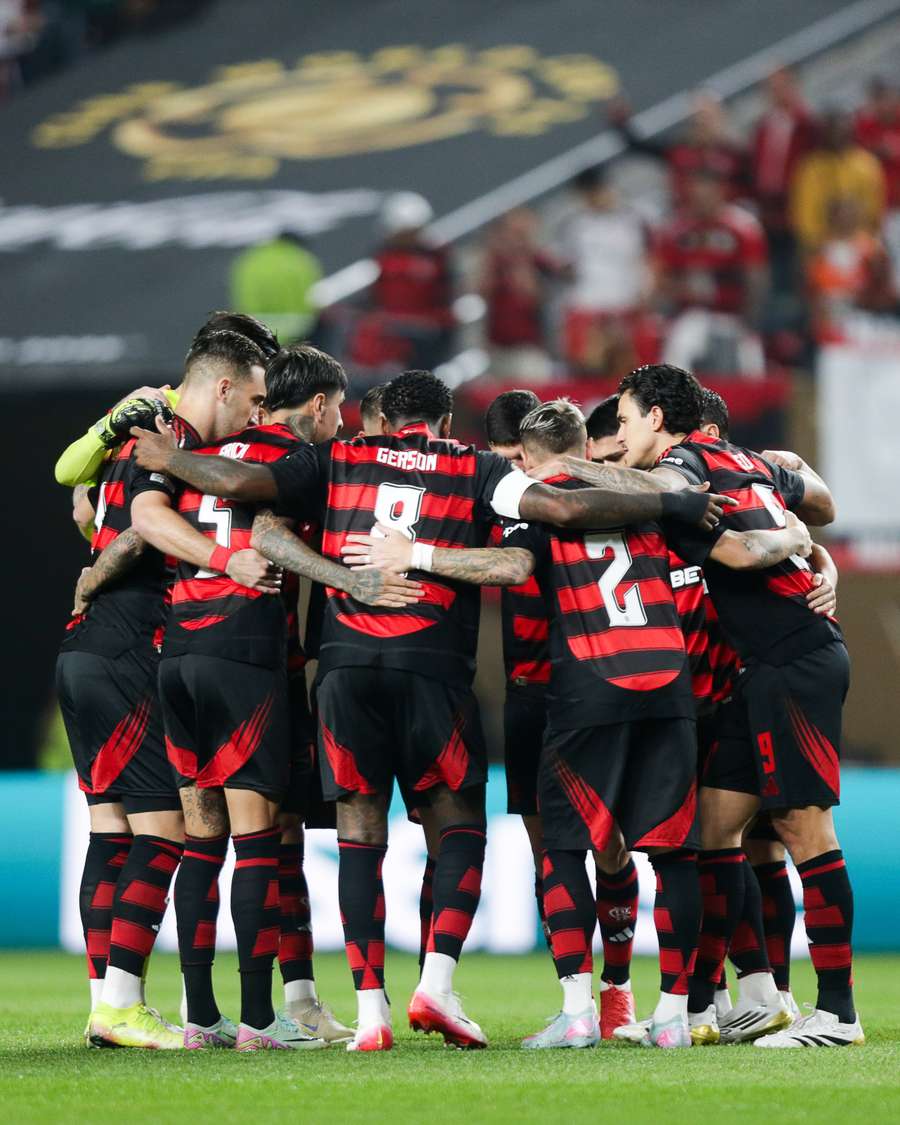 Jogadores do Flamengo reunidos antes de bola rolar para a estreia do Mundial de Clubes