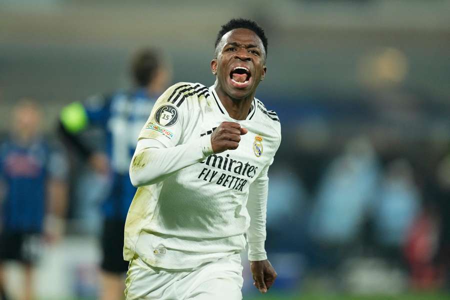 Vinicius Junior comemora após marcar em Bérgamo 