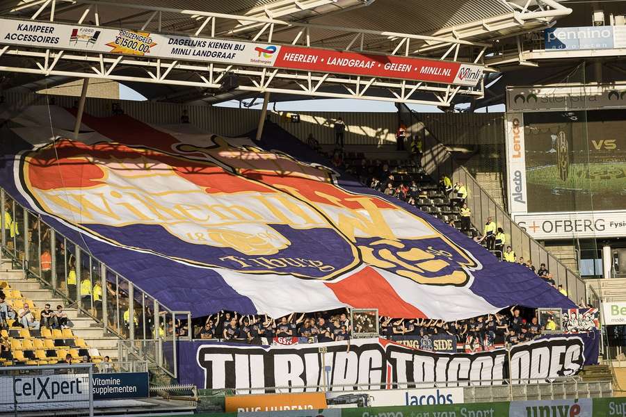 Supporters Willem II wringen zich in allerlei bochten om prachtig spandoek te tonen