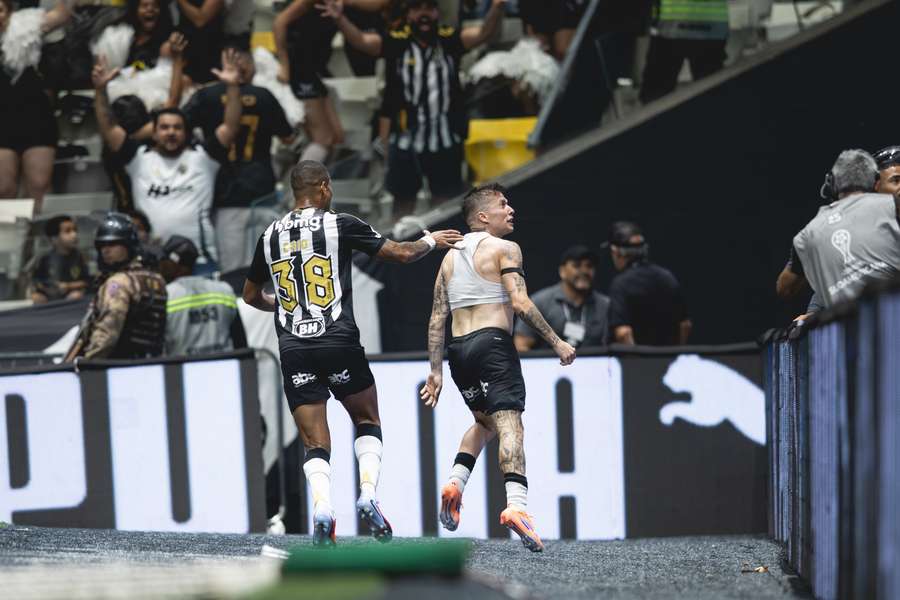 Bernard fez Arena explodir a poucos minutos do fim