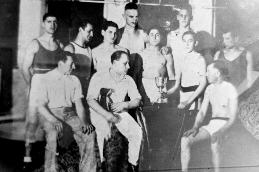 Boxing club Olympia with Ben Bril standing on the left, Joop Cosman sitting in the middle, and Jan and Cees Olij standing in the back Boxing club Olympia with Ben Bril standing on the left, Joop Cosman sitting in the middle, and Jan and Cees Olij standing in the back