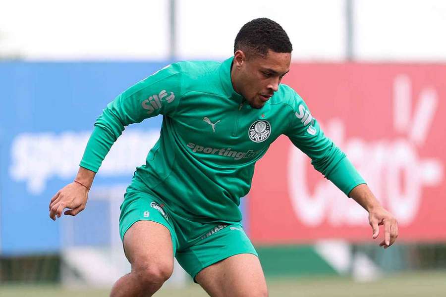 Vítor Roque num treino do Palmeiras