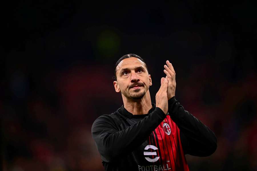 Zlatan aplaude a la afición del Milan