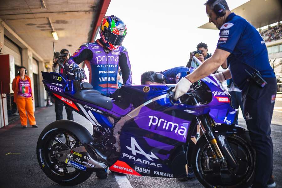 Miguel Oliveira com a sua mota em Portimão