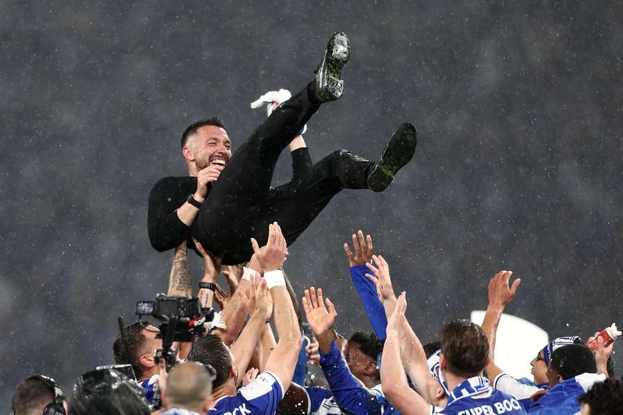 Porto's players throw manager Francesco Farioli up in the air