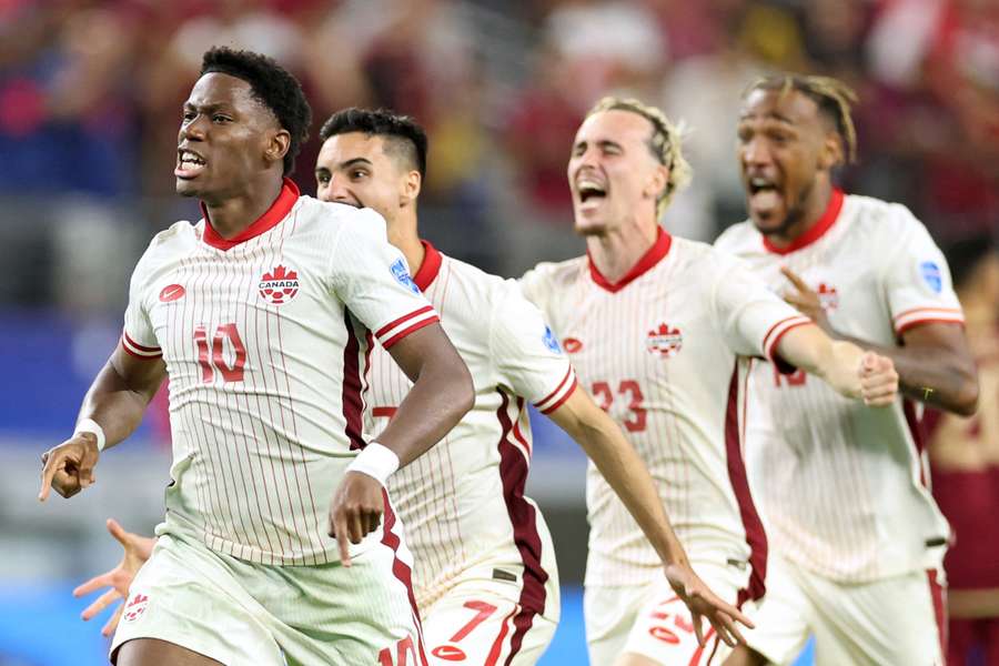 Die Kanadier um Jonathan David (l.). bejubeln den Einzug ins Halbfinale der Copa America.