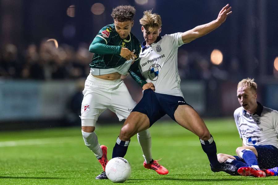 Jalen Hawkins van FC Emmen in duel met Xander van den Berg van Kon. HFC