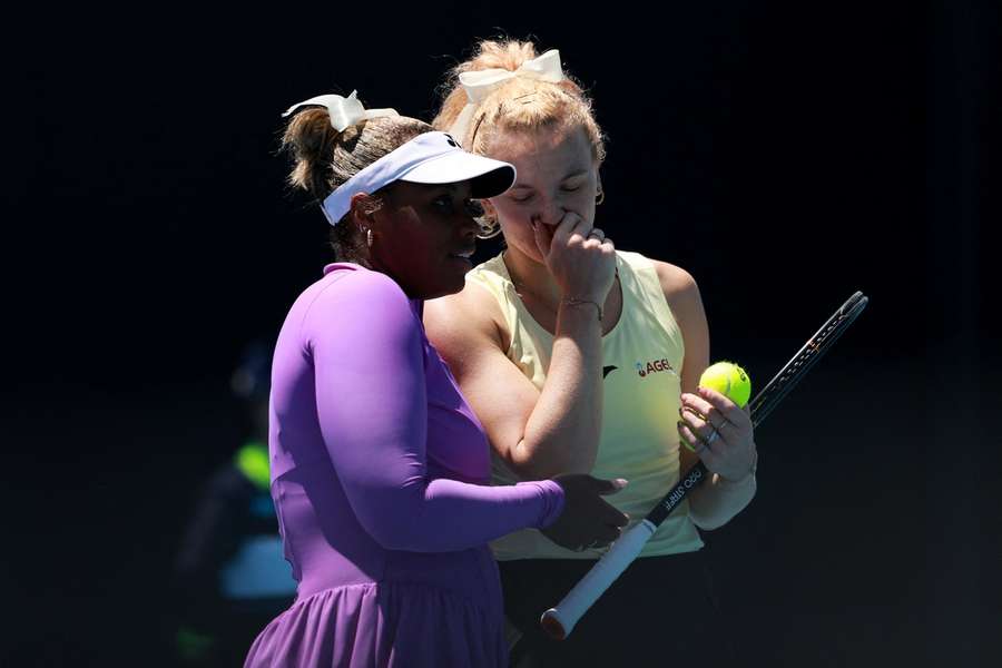 Kateřina Siniaková s Taylor Townsendovou musely odvracet setboly. Kateřina Siniaková s Taylor Townsendovou musely odvracet setboly.