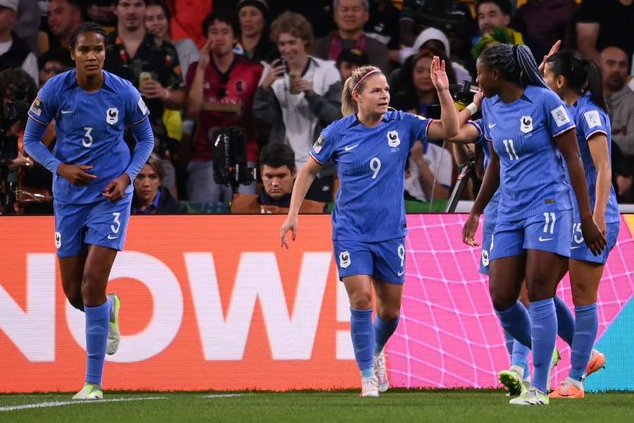 França vence Brasil e sobe à liderança do grupo F