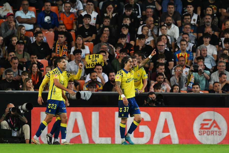 Fábio Silva comemora o 1-2 com os seus companheiros de equipa do Las Palmas