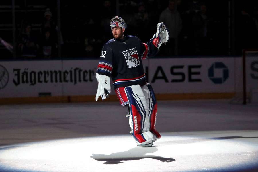 New York Rangers' målmand Jonathan Quick bliver hyldet som first star i 4-1-sejren over Los Angeles Kings. 