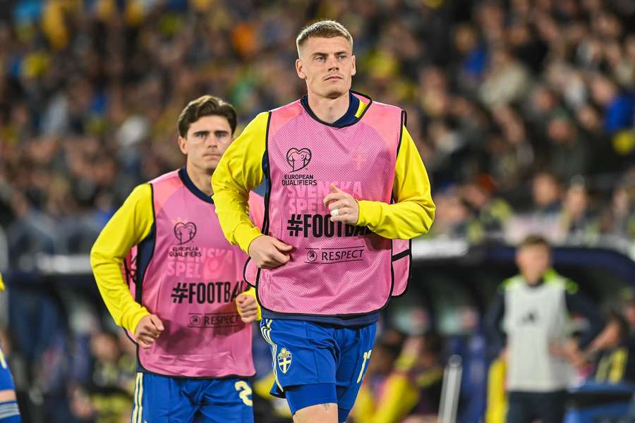 Eric Smith na rozgrzewce przed meczem el. MŚ 2026 Ukraina - Szwecja w Walencji.