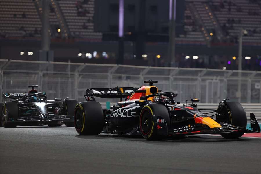 Max Verstappen en George Russell in één beeld tijdens de tweede vrije training