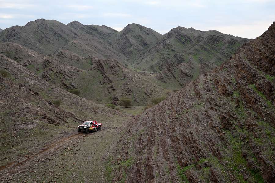 Van Loon komt in tweede etappe Dakar Rally 14 seconden tekort voor dagzege bij auto's