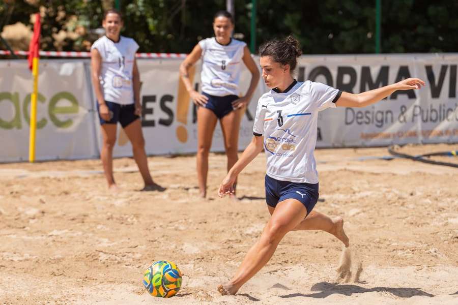 Maria João joga futebol praia na AD Pastéis Maria João joga futebol praia na AD Pastéis