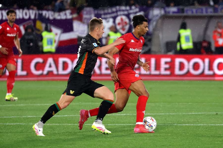 Venezia's Hans Nicolussi Caviglia (left) competes for the ball with Amir Richardson of Fiorentina