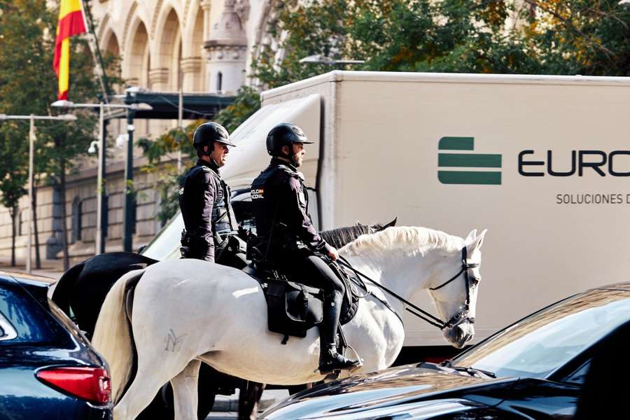 Dos policías nacionales, a caballo
