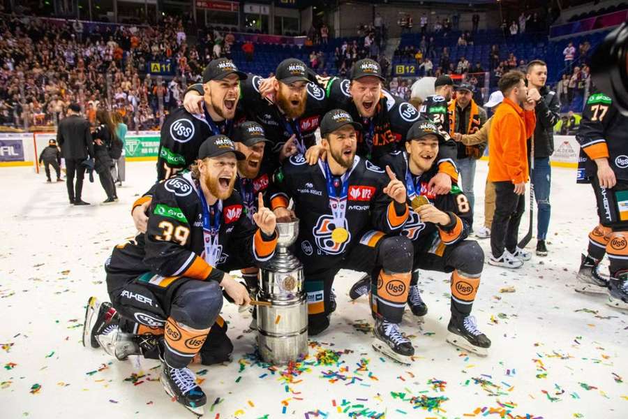 Jääskeläinen (vpravo dole) oslavuje titul v roku 2023 s košickými legionármi. Jääskeläinen (vpravo dole) oslavuje titul v roku 2023 s košickými legionármi.
