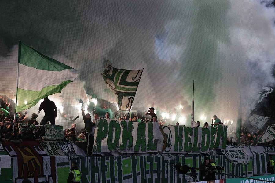 Die Wolfsburger Fans sorgten gegen den BVB für eine verbotene Pyro-Show.