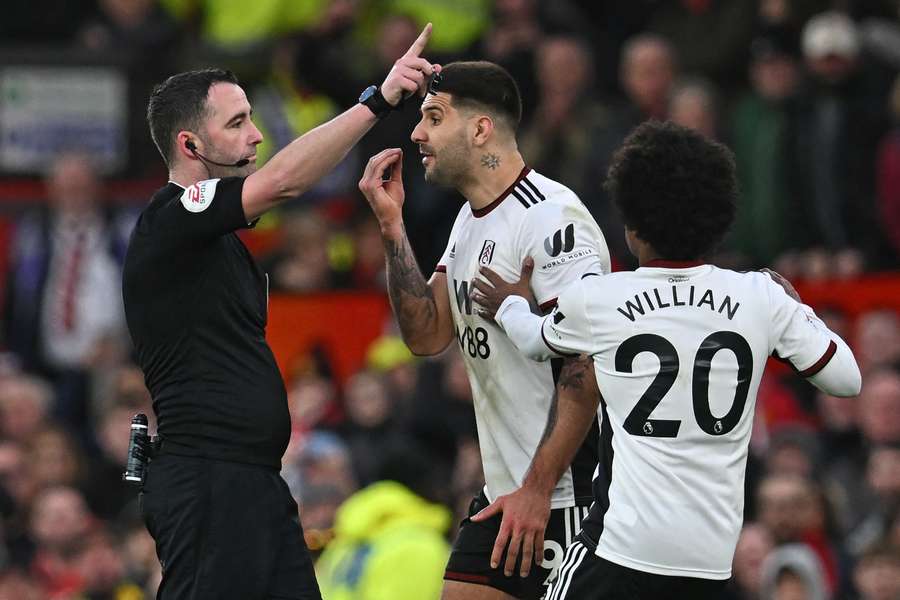 Fulham obdržel tři červené karty v rozmezí dvou minut.