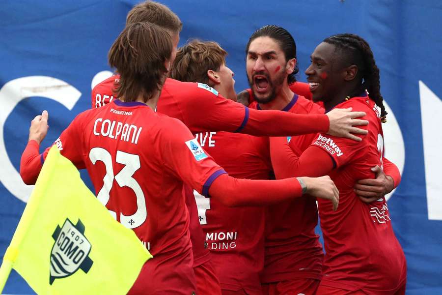 Yacine Adli esulta con i compagni il gol contro il Como
