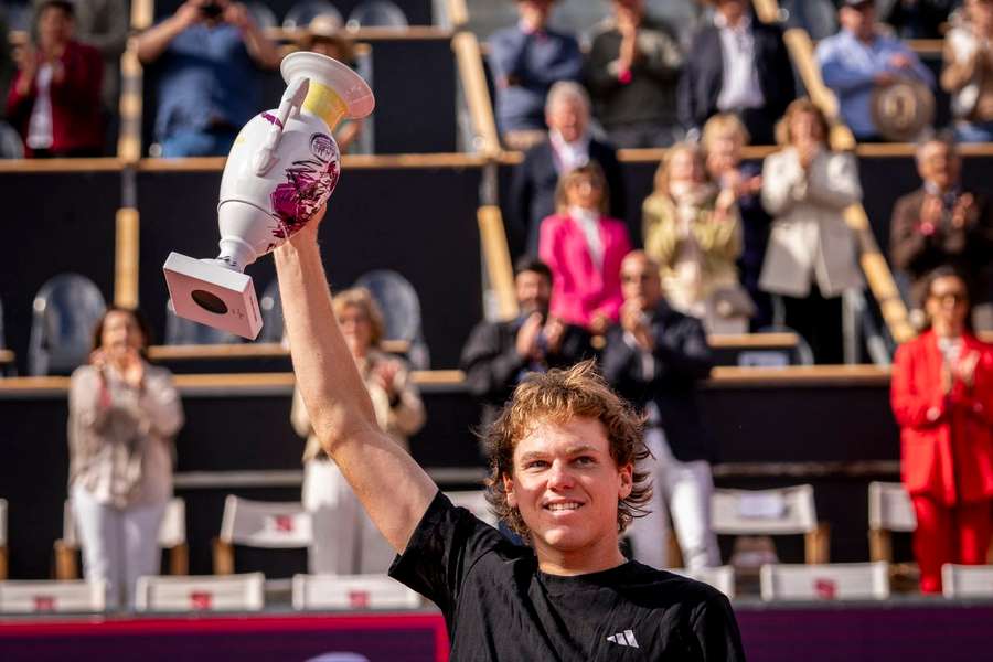 Michelsen ergue o troféu no Estoril