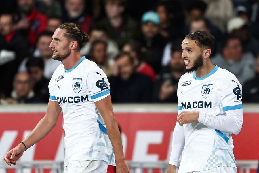 El delantero argelino del Olympique de Marsella Amine Gouiri (nº 9, derecha) celebra con el centrocampista francés del Olympique de Marsella Adrien Rabiot (nº 25, izquierda) tras marcar el primer gol del OM durante el partido de la Ligue 1 francesa entre el Lille (LOSC) y el Olympique de Marsella (OM) en el Stade Pierre-Mauroy en Villeneuve-d'Ascq, norte de Francia, el 4 de mayo de 2025. El delantero argelino del Olympique de Marsella Amine Gouiri (nº 9, derecha) celebra con el centrocampista francés del Olympique de Marsella Adrien Rabiot (nº 25, izquierda) tras marcar el primer gol del OM durante el partido de la Ligue 1 francesa entre el Lille (LOSC) y el Olympique de Marsella (OM) en el Stade Pierre-Mauroy en Villeneuve-d'Ascq, norte de Francia, el 4 de mayo de 2025.