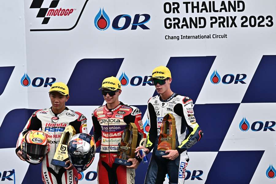 Taiyo Furusato, David Alonso en Collin Veijer met hun trofeeën na de Moto3 GP in Thailand