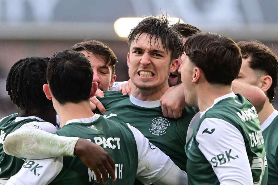 Kieron Bowie, do Hibernian, celebra o golo