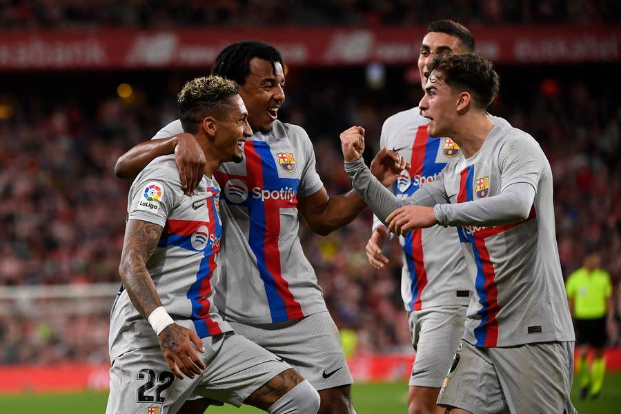 Los jugadores del Barcelona celebran el gol de Raphinha