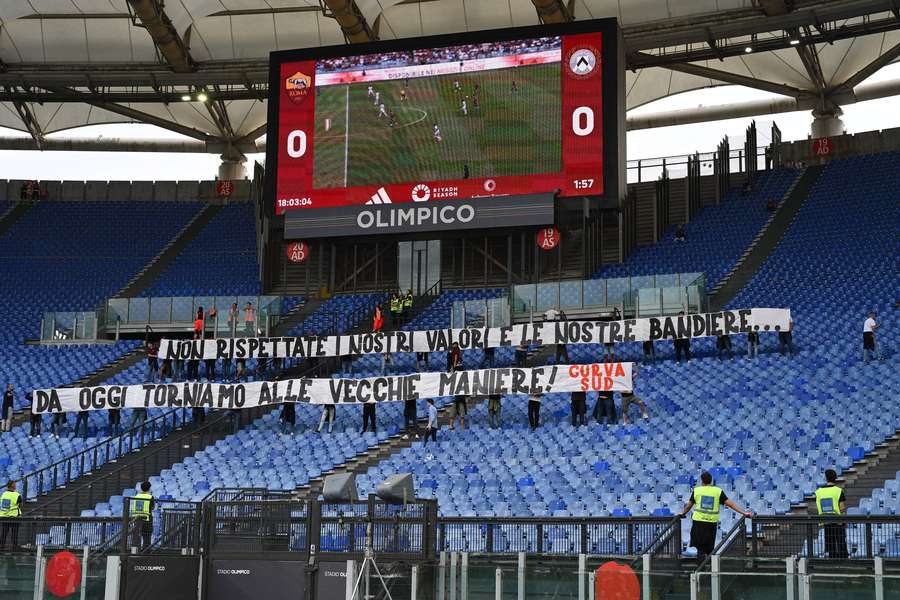 La protesta dei tifosi della Roma contro la loro società