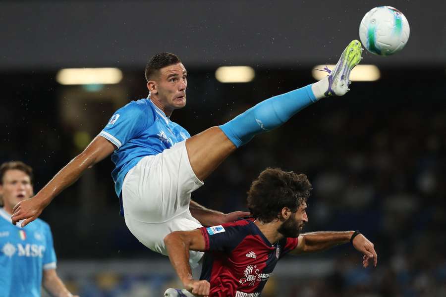 Lorenzo Lucca durante la partita Napoli Cagliari