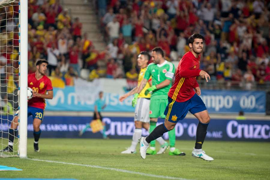 Álvaro Morata celebra su gol ante Colombia en Murcia en 2017