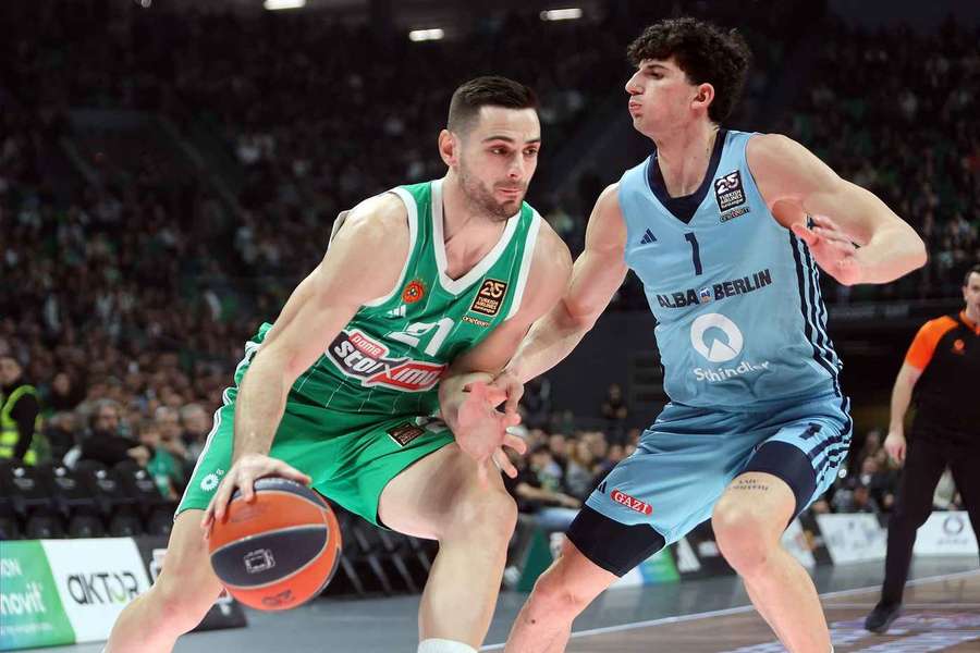 Ioannis Papapetrou (l.) und Gabriele Procida im Zweikampf