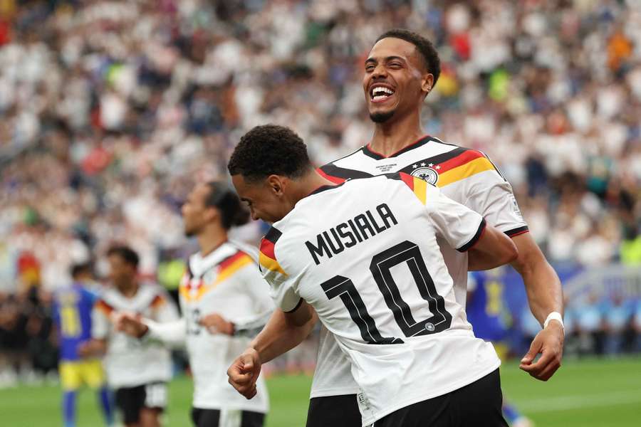 Musiala y Nmecha celebran el gol del primero Musiala y Nmecha celebran el gol del primero