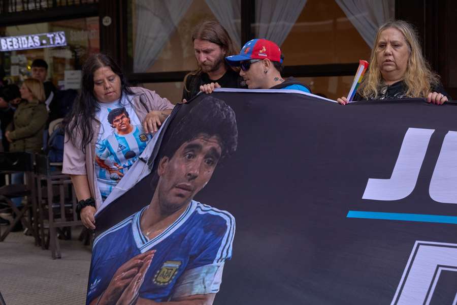 Maradona pourrait avoir agonisé environ 12 heures, estime un médecin légiste au procès