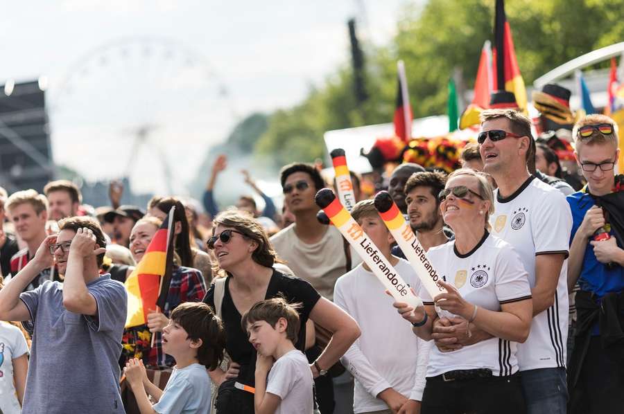 Auch bei der WM 2022 werden deutsche Fans auf den Fanmeilen mitfiebern.