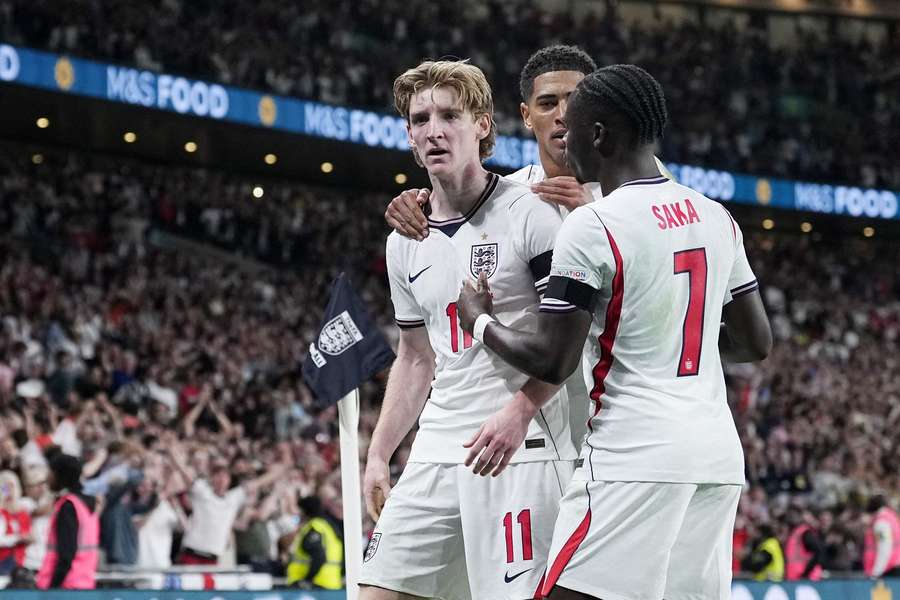 Anthony Gordon, Jude Bellingham a Bukayo Saka slaví gól proti Španělsku. Anthony Gordon, Jude Bellingham a Bukayo Saka slaví gól proti Španělsku.
