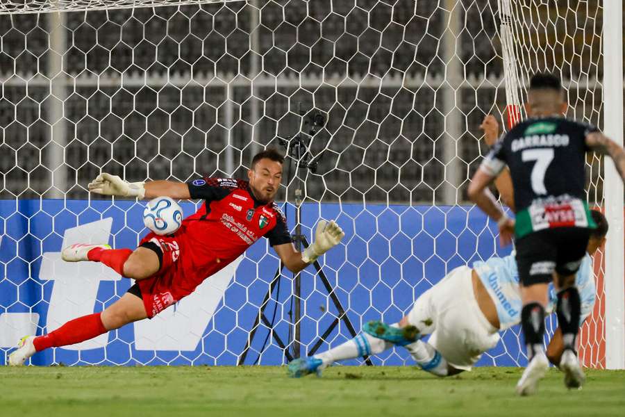 Carlos Vinícius, atacante do Grêmio, perdeu cobranças de pênaltis na mesma partida.