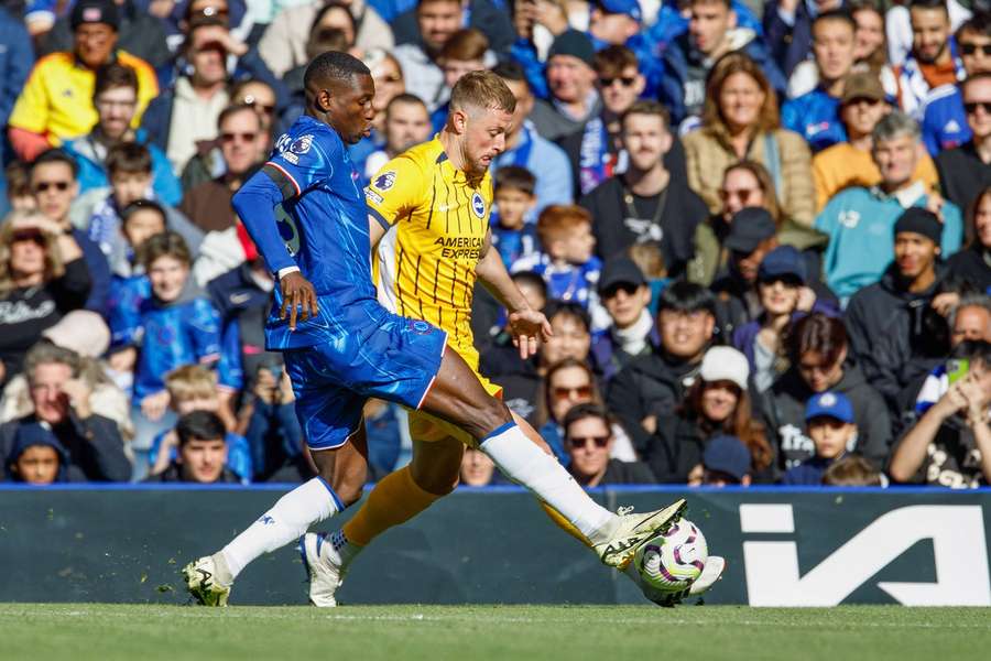 Webster em ação diante do Chelsea