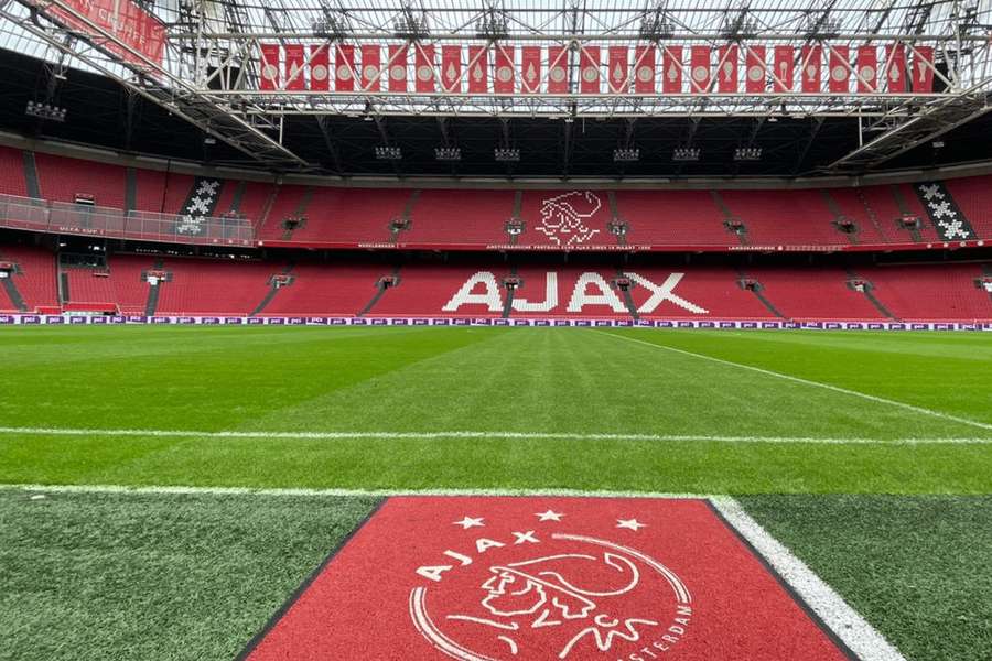O Ajax, que joga num relvado híbrido, é a favor da proibição dos sintéticos