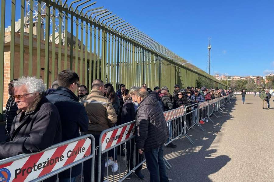 A fila à porta da câmara funerária