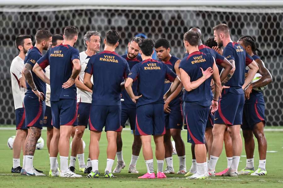 Le groupe à l'écoute des consignes de Luis Enrique avant la rencontre contre l'Inter. 
