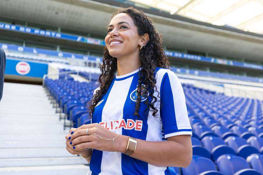 Lily Bryant renovou com o FC Porto Lily Bryant renovou com o FC Porto