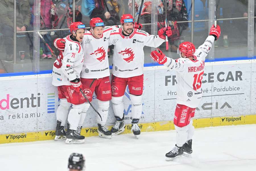 Třinec v Hradci vyhrál i druhý čtvrtfinálový zápas.