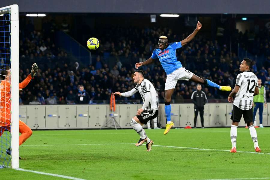 Il quarto gol del Napoli con lo stacco di testa di Victor Osimhen sul cross di Kvaratskhelia