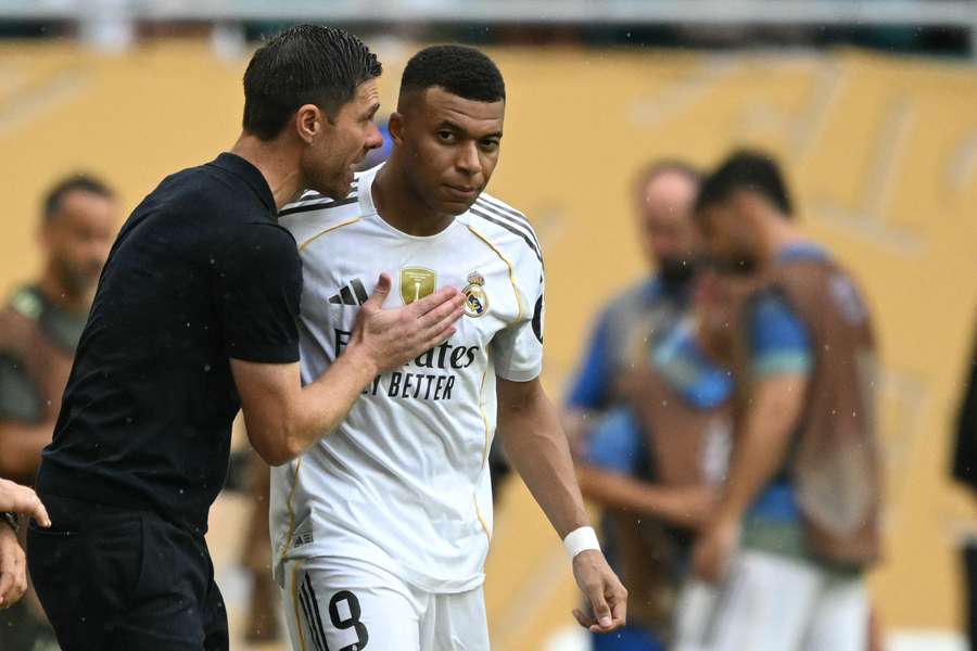 Xabi Alonso, junto a Kylian Mbappé