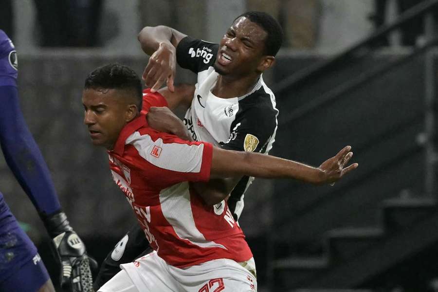 Em Itaquera, Timão bateu o Santa Fé por 2 a 0 em abril