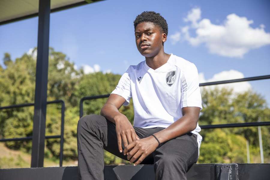 Ian Muhire assinou contrato profissional com o Vitória SC